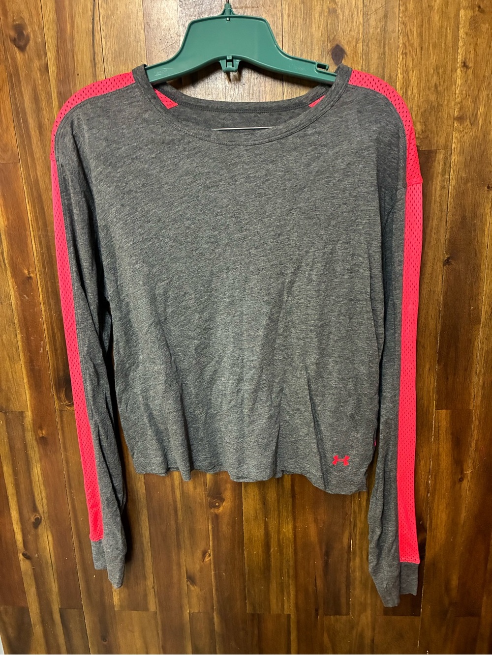 Under Armour Women’s Gray Long Sleeve Top with Pink Accent (M)